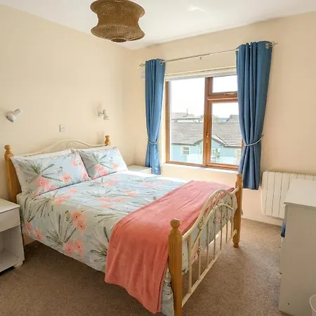 Peaceful 2-bedroom With Wood Burning Stove And Sunny Balcony, Short Walk To Beach, Pet Friendly *